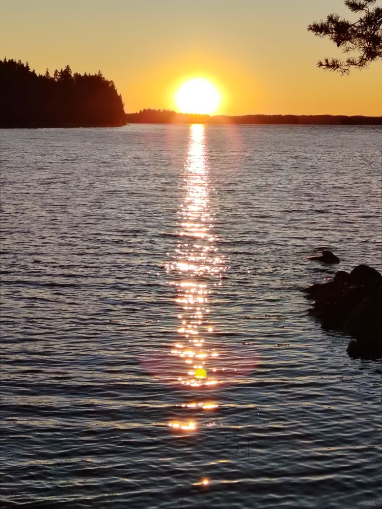 Keskikesän aurinko 25.6 klo 23.15