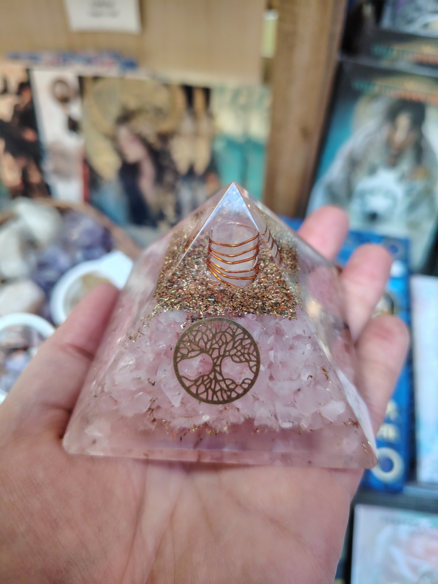 Orgoniittipyramidi ruusukvartsista