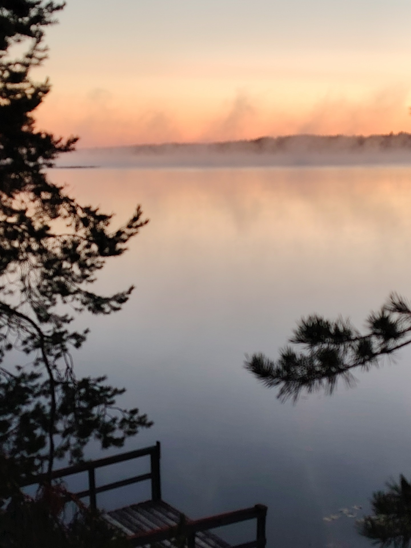 Kun järvi on hiljaa. Aamuyöllä.